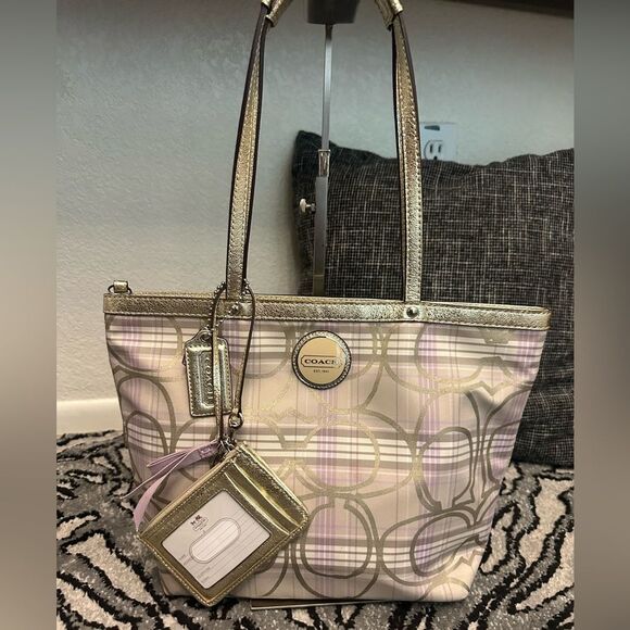 Coach Poppy Tote Bag comes with card holder - Picture 2 of 14